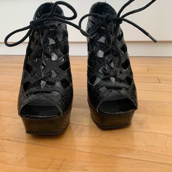 ⭐️HOST PICK⭐️ [6]👡MIA caged platform heels - Picture 2 of 9